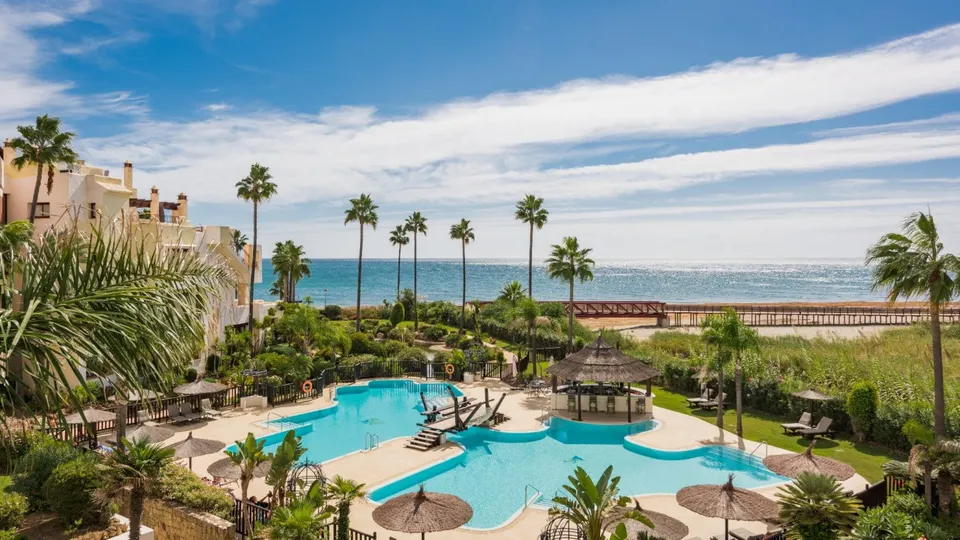 APARTAMENTO TOTALMENTE REFORMADO CON VISTAS DESPEJADAS AL MAR EN VENTA EN BAHÍA DEL VELERÍN, ESTEPON