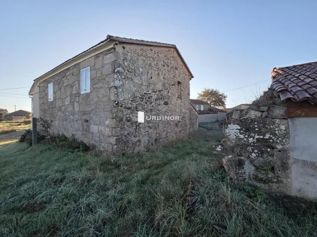 CASA reformada, con finca llana 3.300 m2 a 10 km. XINZO DE LIMIA. — 23