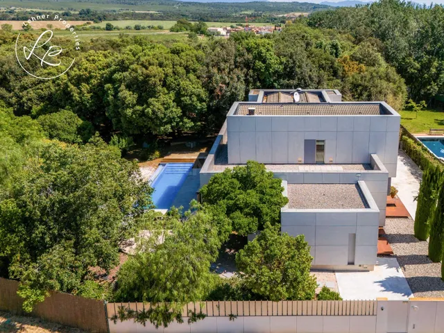 CASA DE DISEÑO CON JARDÍN, BOSQUE PRIVADO Y PISCINA EN MAS P - foto 2