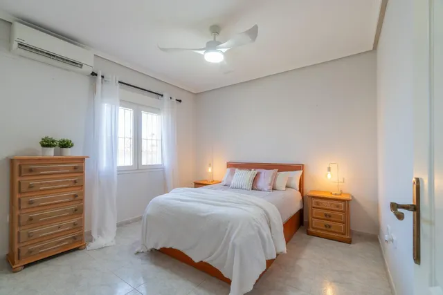 Maravillosa villa de una sola planta (aprox. 161 m2) con gran piscina privada. Cerca de colegios, del La Zenia Boulevard, ¡y a tan solo 15 minutos a pie de Playa Flamenca! — 34