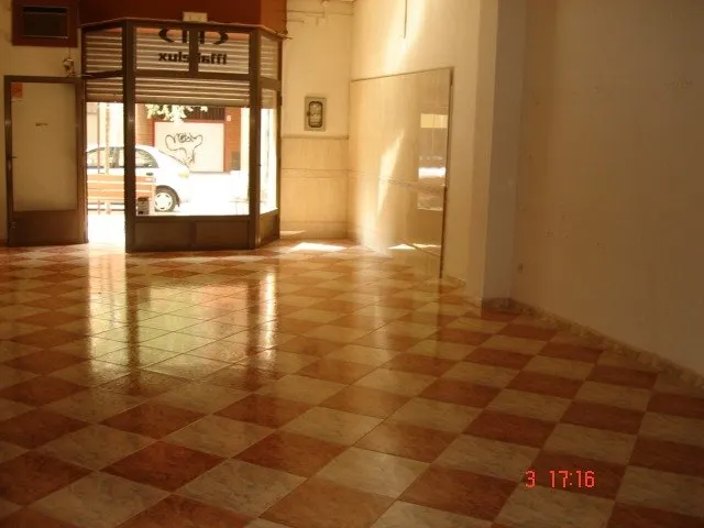 LOCALES COMERCIALES EN ZONA DE SERVICIOS TOTALMENTE ACONDICIONADOS — 3