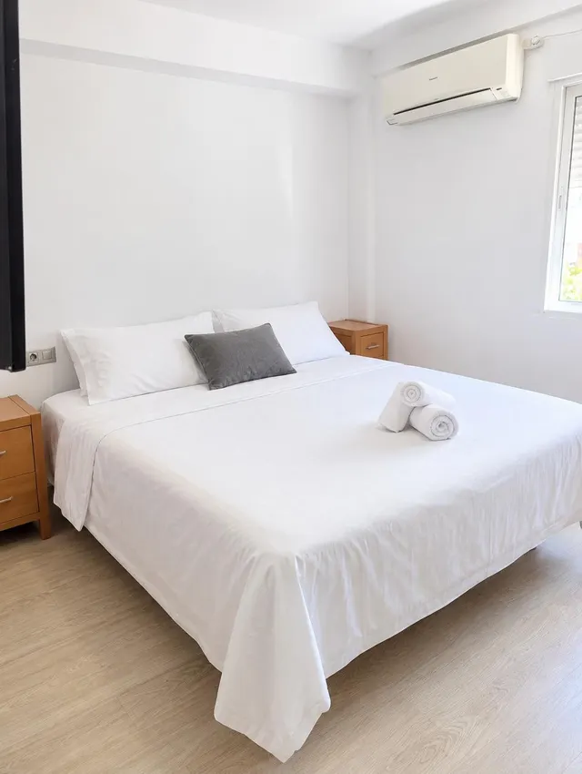 Piso de 4 dormitorios con licencia turística en La Luz, Málaga — 5