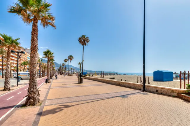 Amplio piso en alquiler de larga temporada en primera línea de playa, con vistas frontales al mar — 21