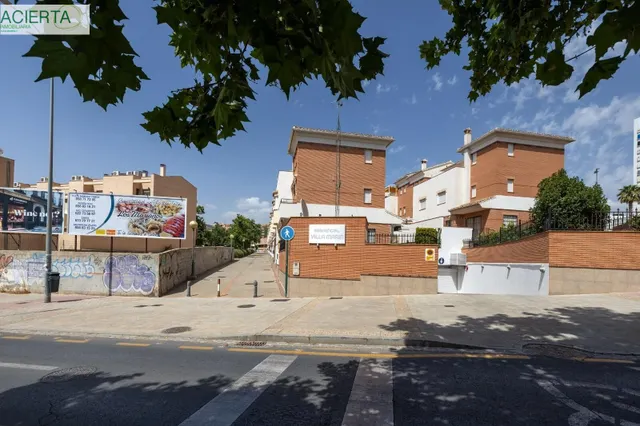 ESPECTACULAR VIVIENDA ADOSADA DE 4 DORMITORIOS CON SÓTANO, TERRAZAS Y PATIO EN GRANADA — 26