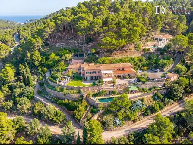 Exclusiva Villa en Primera Línea de Mar con Vistas Panorámic