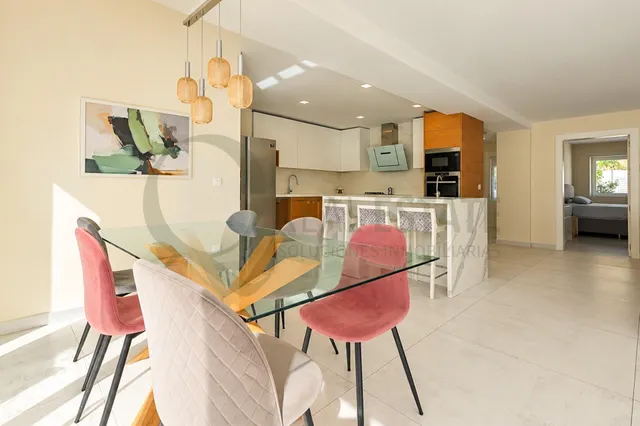 Espectacular chalet de esquina de diseño contemporáneo junto a la Playa de Muchavista — 13