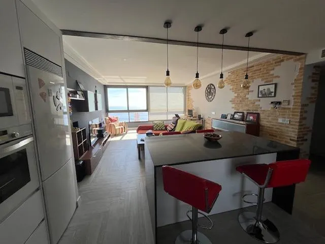 Alquiler todo el año, Apart. 1 dorm. de 90 m2, salón amplio y cocina con isla, reformado, vistas mar — 26