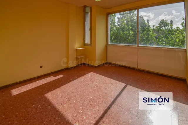 Magnífico local de 76 m2, luz natural y 3 salas, en el passe
