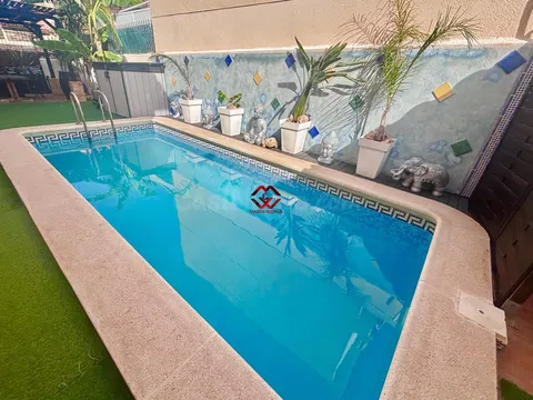 Chalet pareado con gran parcela y piscina privada en Santiago de la Ribera