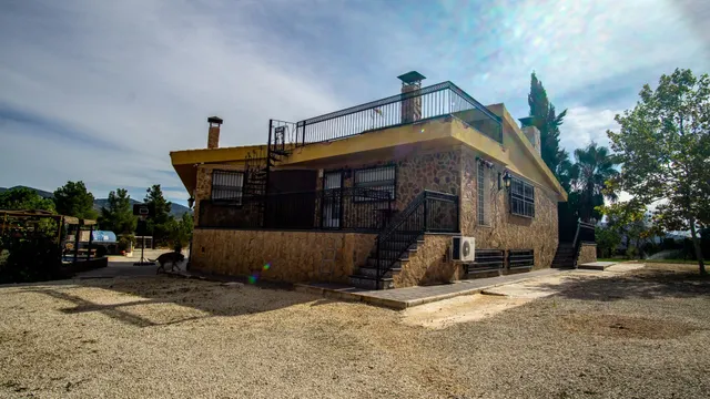 Chalet en sax buena zona para vivir todo el año. — 6