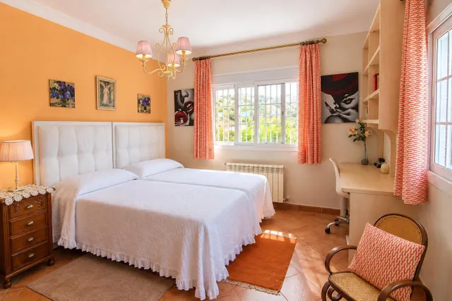 VENDE EN EXCLUSIVA CHALET INDEPENDIENTE EN COÍN — 35