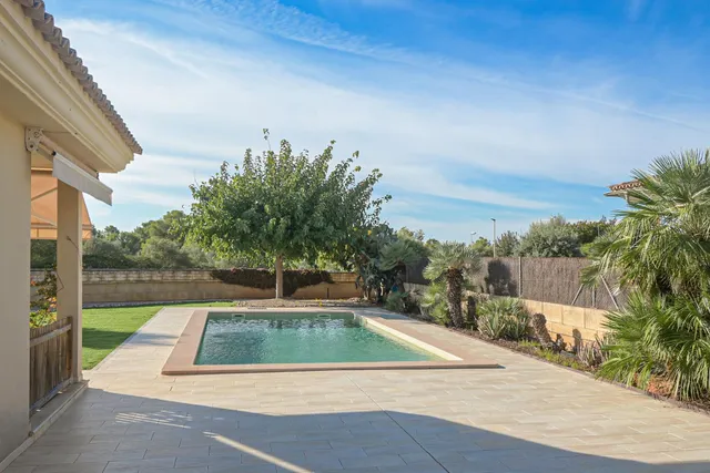 Exclusivo unifamiliar con jardín y piscina en Sant Marçal — 43