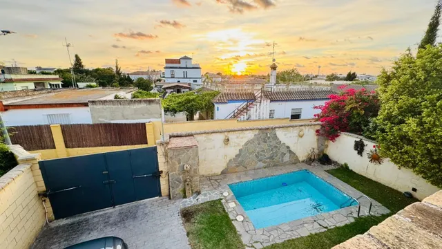 Chalet independiente con piscina, jardín y aparcamiento privado — 31