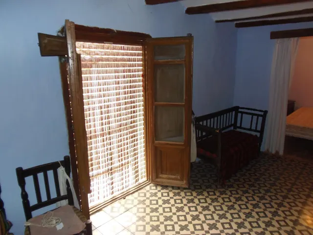 Casa grande haciendo esquina en el centro del pueblo, con patio grande, planta baja, dos alturas — 3