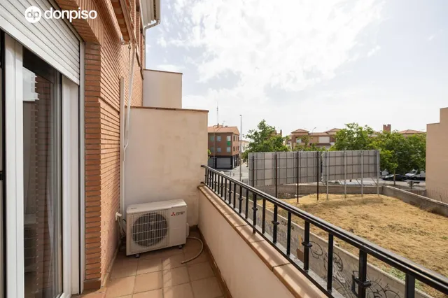 ESPECTACULAR VIVIENDA ADOSADA DE 4 DORMITORIOS CON SÓTANO, TERRAZAS Y PATIO EN GRANADA — 11