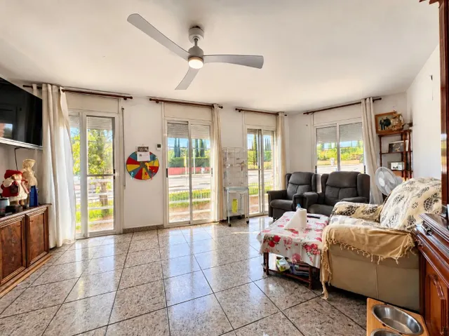 Vivienda luminosa con garaje privado y terraza en una tranquila calle de Gavà — 2