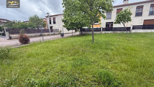Chalé adosado, con terraza 30m , jardín 70m , garaje para 2 coches. 5 habitaciones. 3 baños. Cocina salón comedor de 35 m2. Magnificas vistas. Muy soleados — 6