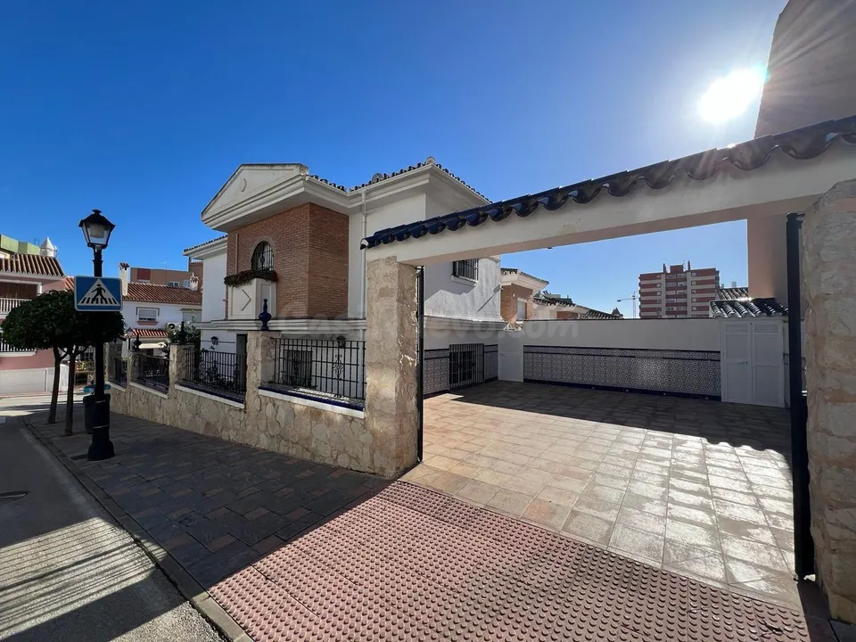 CASA CHALET EN FUENGIROLA JUNTO A LA PLAZA DE TOROS