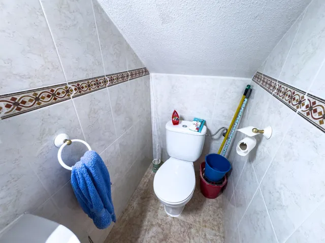 Encantador adosado de 2 plantas en Nueva Torrevieja — 2 dormitorios, 2 baños, gran patio y piscina comunitaria — 20