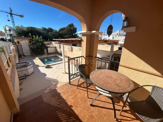 Soleada vivienda en Villamartín, Orihuela Costa. — 2