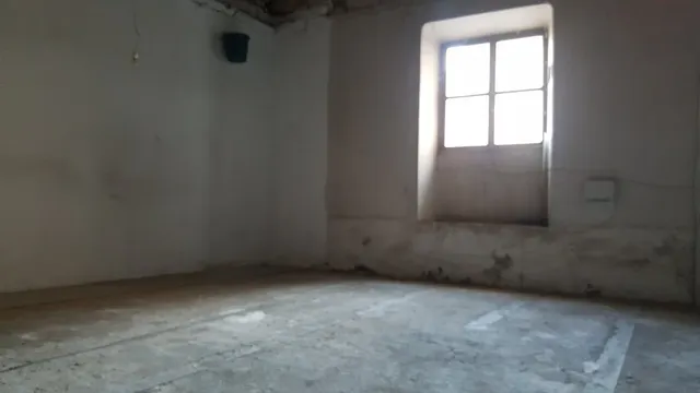 Local  en el centro de la población — 15