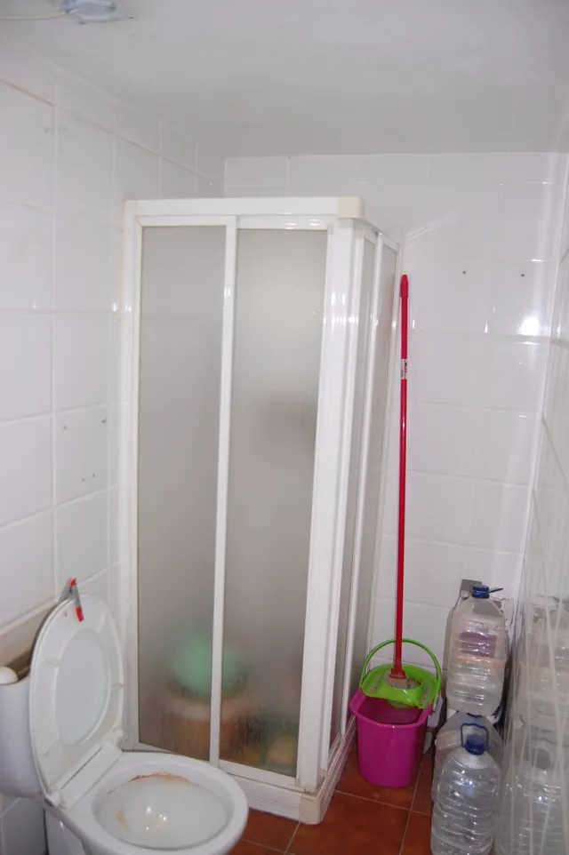 Local acondicionado, de 110 m2, tiene cuatro estancias, tienda, taller, despacho y aseo con ducha. — 9