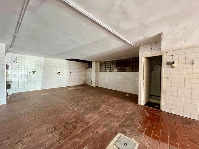 Local comercial con salida de humos, montacargas y alta rent - foto 3