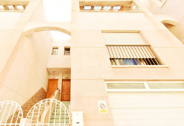 Casa triplex con gran garaje, cerca del pabellón de El Ejido