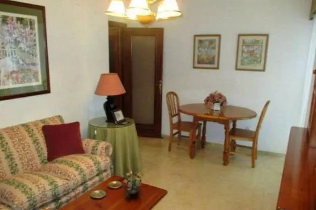 PISO EN EL CENTRO CON 2 DORMITORIOS, BAÑO, TRASTERO