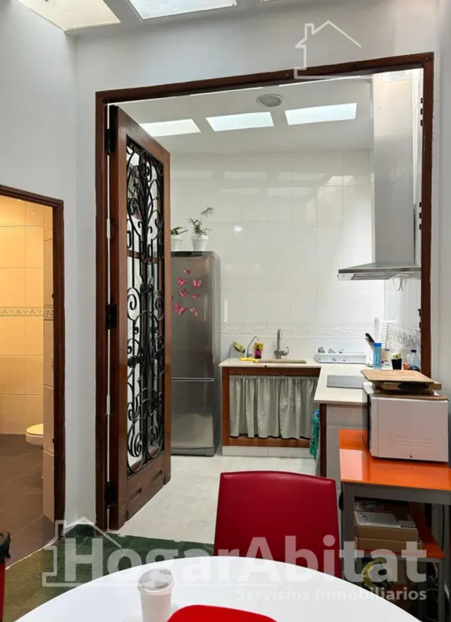 Tradición y calidez mediterránea en esta emblemática casa de pueblo reformada con chimenea, patio — 14
