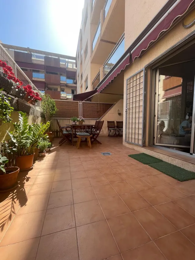 ESPECTACULAR PISO EN EDIFICIO CON PISCINA COMUNITARIA EN ZON