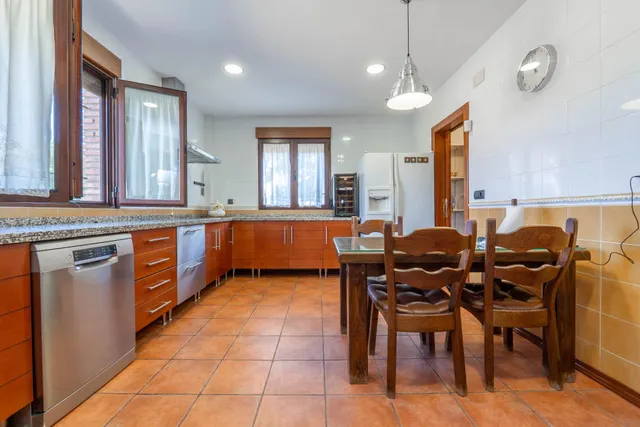 ¡¡ Impresionante chalet dividido en dos viviendas con piscina y zona ajardinadas !! — 42
