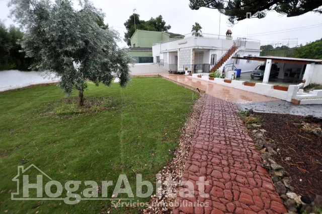 ¡Magnífico chalet! Amplio y lleno de luz, con piscina, terraza, garaje y parcela — 44