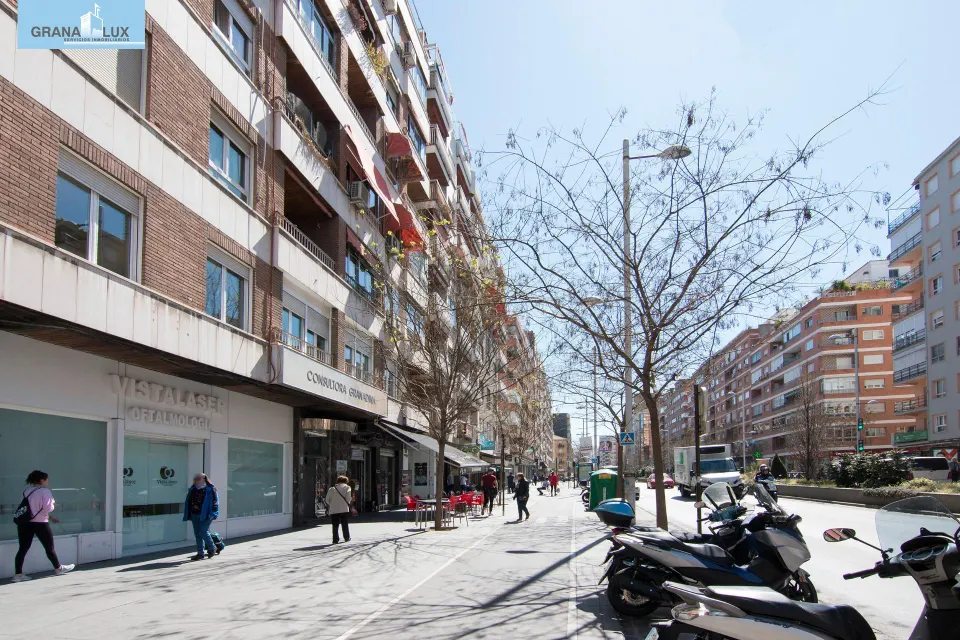 Camino de Ronda. Piso en planta alta con 5 dormitorios, garaje y trastero, calefacción central.