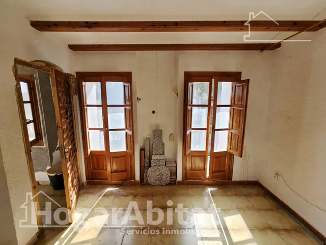 Gran solárium privado y vistas a las piscinas en esta luminosa casa — 5