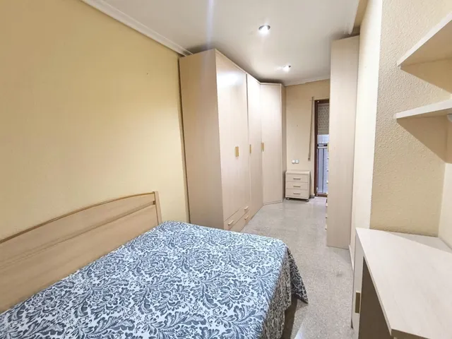 Amplio Piso en zona Plaza Crevillente con Ascensor — 33