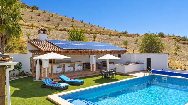 IMPRESIONANTE FINCA RÚSTICA CON DOS VILLAS, PISCINA Y CASI C