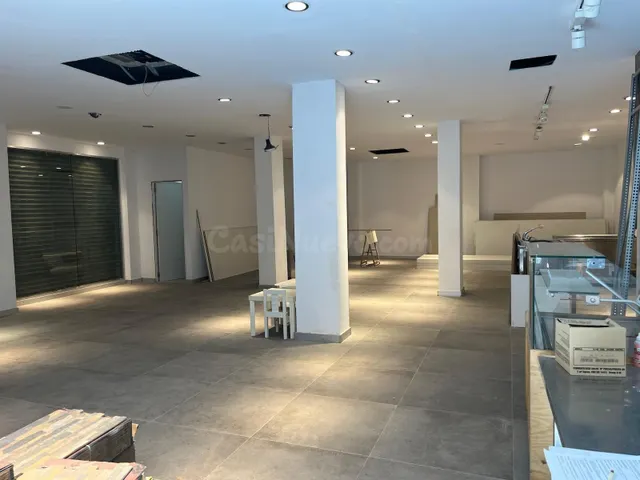ALQUILER DE AMPLIO LOCAL COMERCIAL ESQUINERO EN MANRESA - foto 2