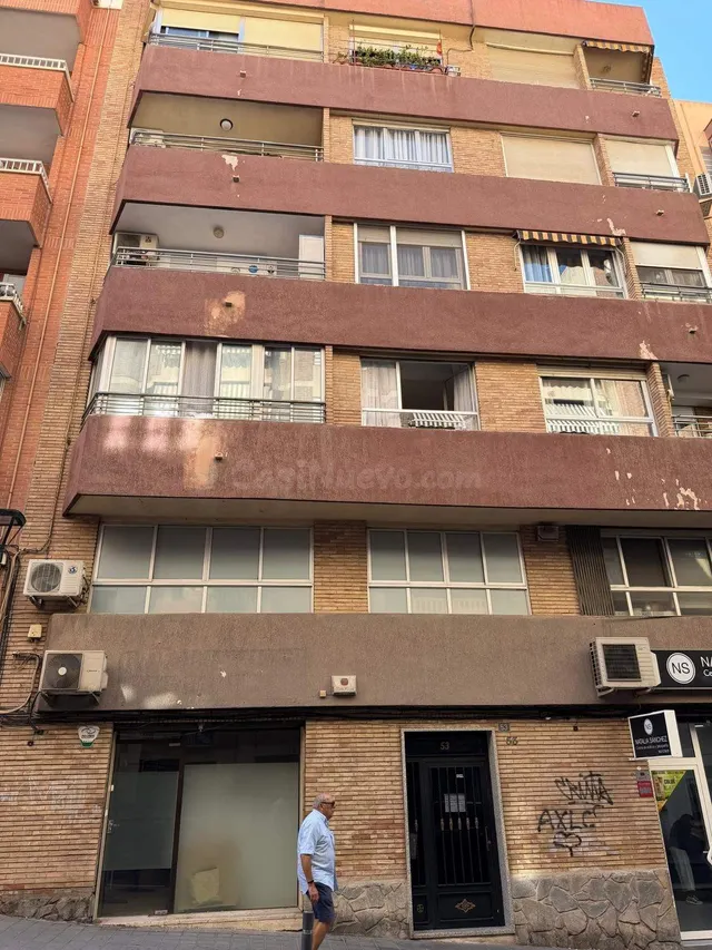 Amplio Local Comercial en la Zona de Santo Domingo, Alicante por solo €140.000 — 3