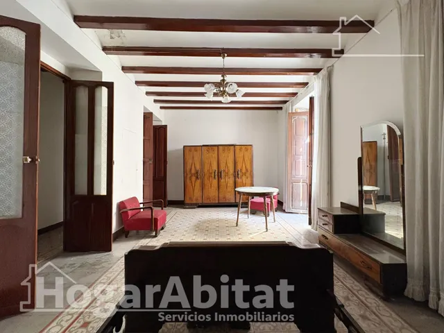 Espaciosa casa con local comercial y garaje en el centro — 33
