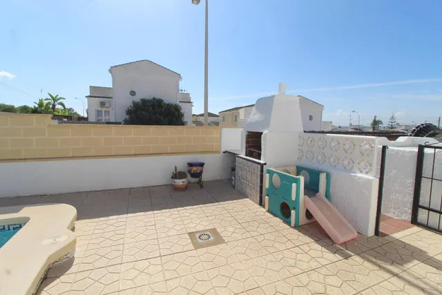 Chalet independiente con piscina privada, jardín y garaje en El Chaparral, Torrevieja — 31