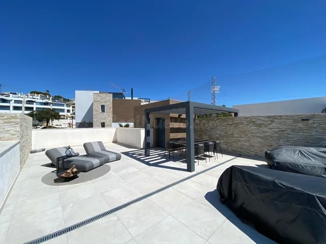 Ático con terrazas 143 m2 y dos plazas de aparcamiento - foto 2
