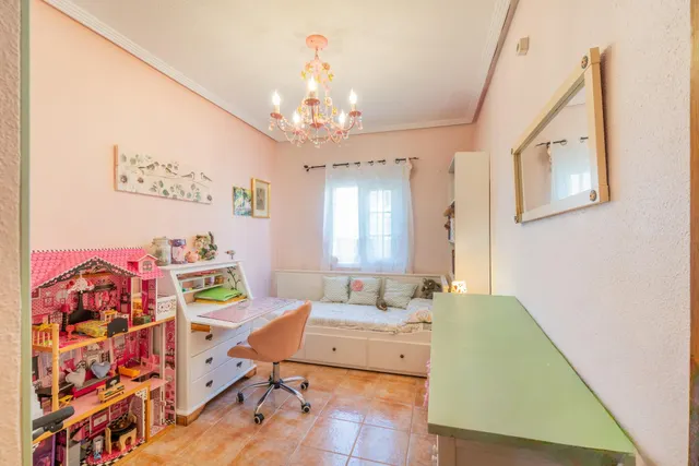 Chalet pareado con piscina, amplia parcela y alta eficiencia energética en Los Balcones en Torrevieja. — 6