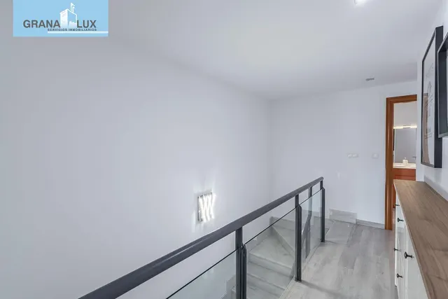 Amplia casa de 182 m2 con patio, gran sótano y a menos de 5 minutos del metro — 24