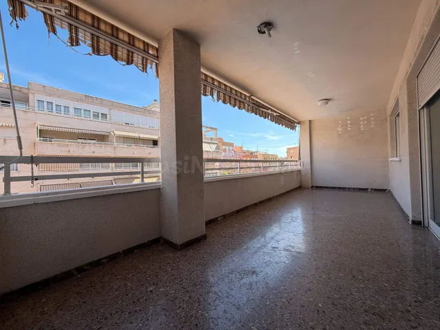 Amplio y Luminoso Apartamento en Altozano, Alicante — 4