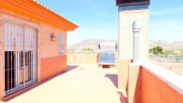 SE VENDE ESPECTACULAR CHALET EN PINOSO. — 25