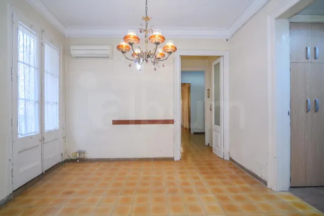 Espectacular vivienda esquinera con siete balcones frente al Mercat del Born — 11