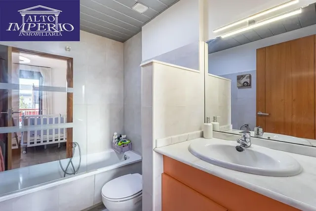 Amplia casa de 182 m2 con patio, gran sótano y a menos de 5 minutos del metro — 20