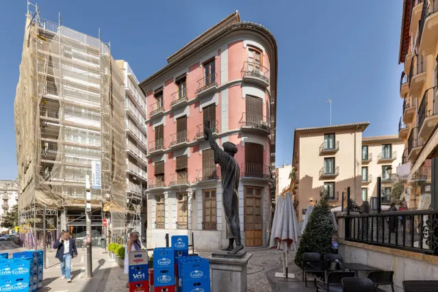 LOCAL EN VENTA JUNTO PLAZA ISABEL LA CATÓLICA — 13