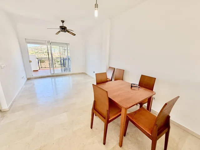 Ático dúplex de dos dormitorios con vistas al mar en Benalmádena, Costa del Sol — 9